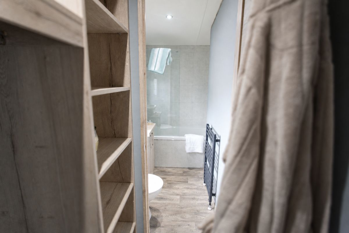 Whinfell Lodge Deluxe - Master En Suite Bathroom (2)